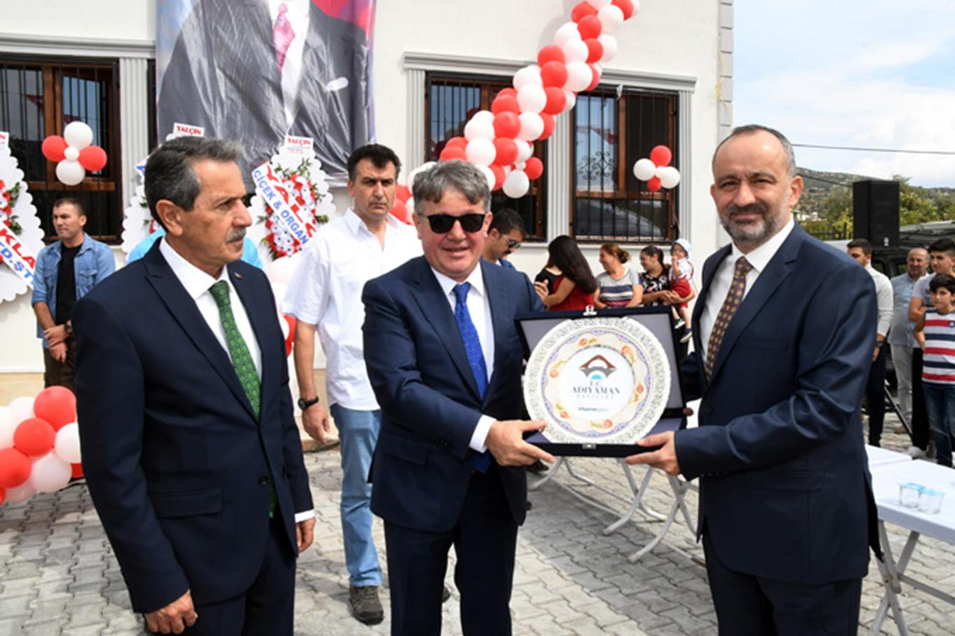 Anne ve babası adına okul yaptırdı Anne ve babası adına okul yaptırdı